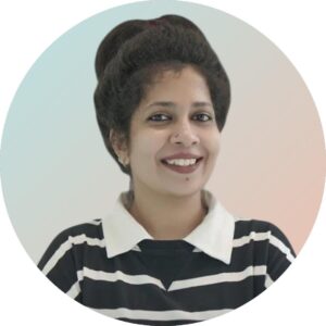 Professional portrait of a digital marketing strategist smiling confidently, representing expertise in developing online marketing strategies and brand growth.